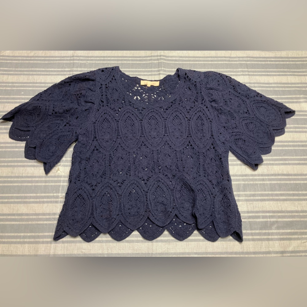 💛TOTAL***$15***Solitaire navy blue crochet design top.